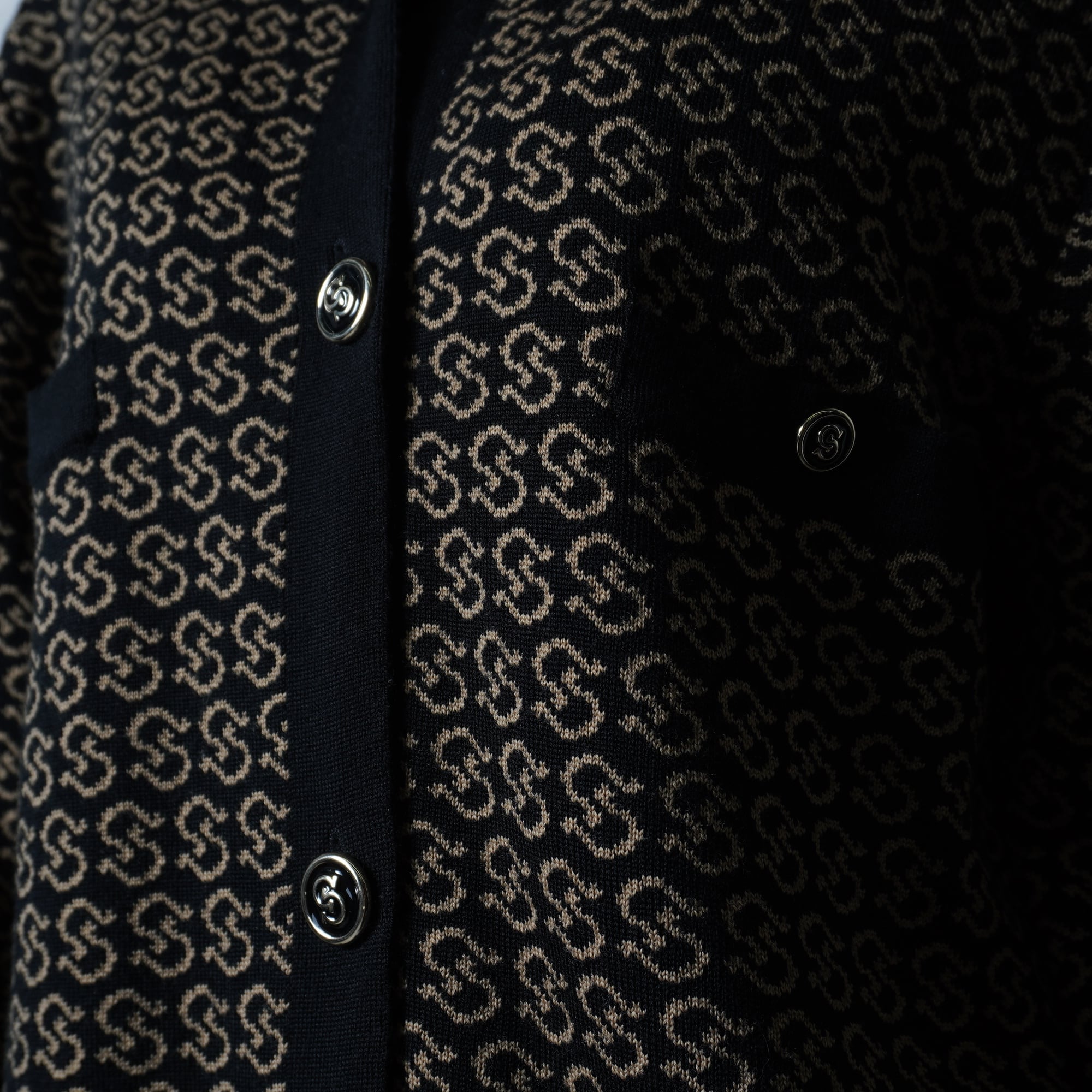 【極美品】フェラガモ　ニット カーディガン 銀ボタン カーディガン　ヴァラ　ロゴ カーディガン - ウィメンズ | Ferragamo