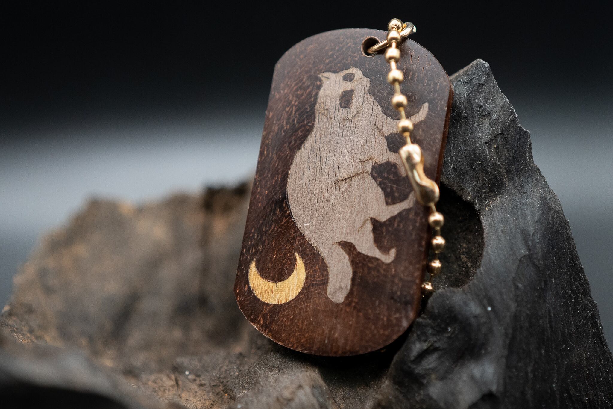 【木のダイヤモンド】本紫檀 ドッグタグ 象嵌 三日月とたぬき