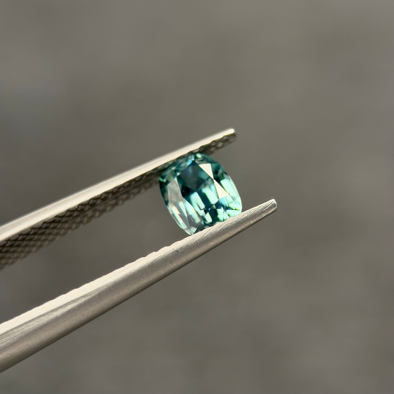 カラーチェンジジルコン 6.1x4.6mm, 0.95ct, ミャンマー産