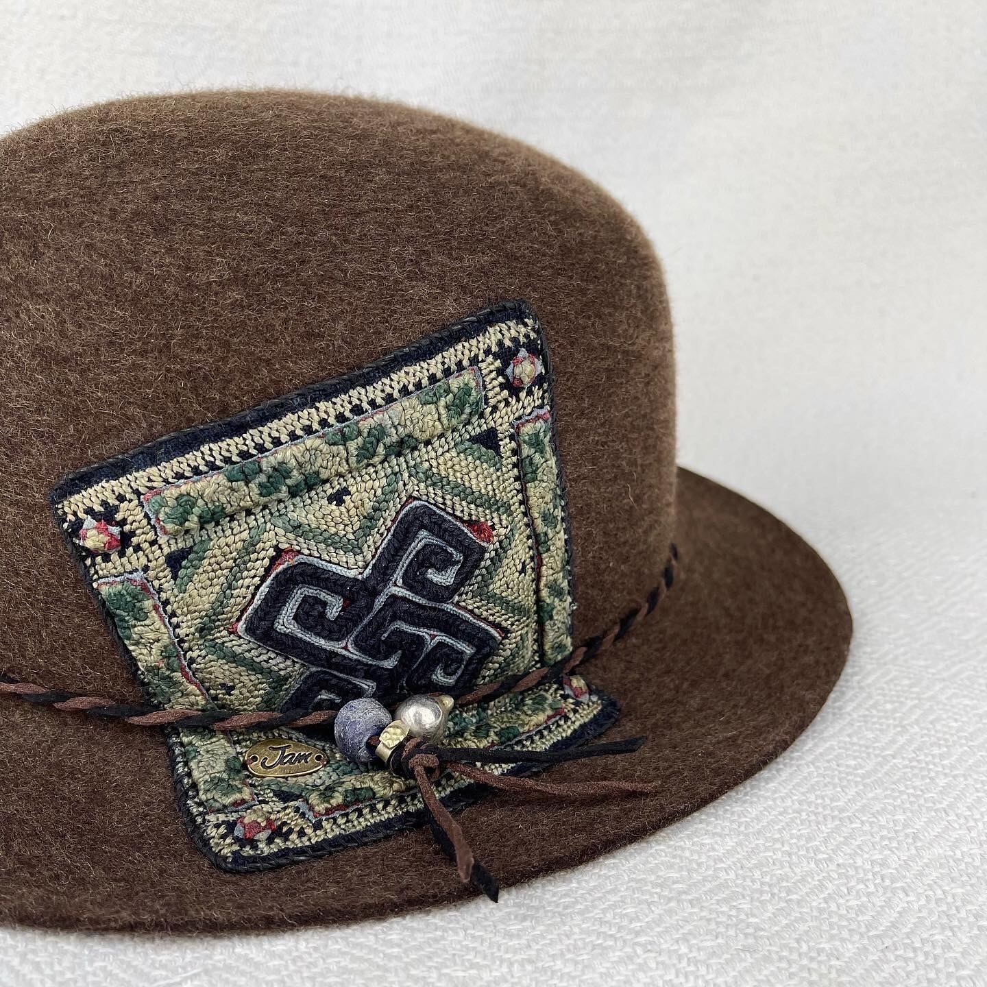 花モチーフ付き　ボーラーハット　個性的　ヨーロッパヴィンテージ 黒モン族刺繍 アフガニスタンの金属球 インドの天然石 ウール