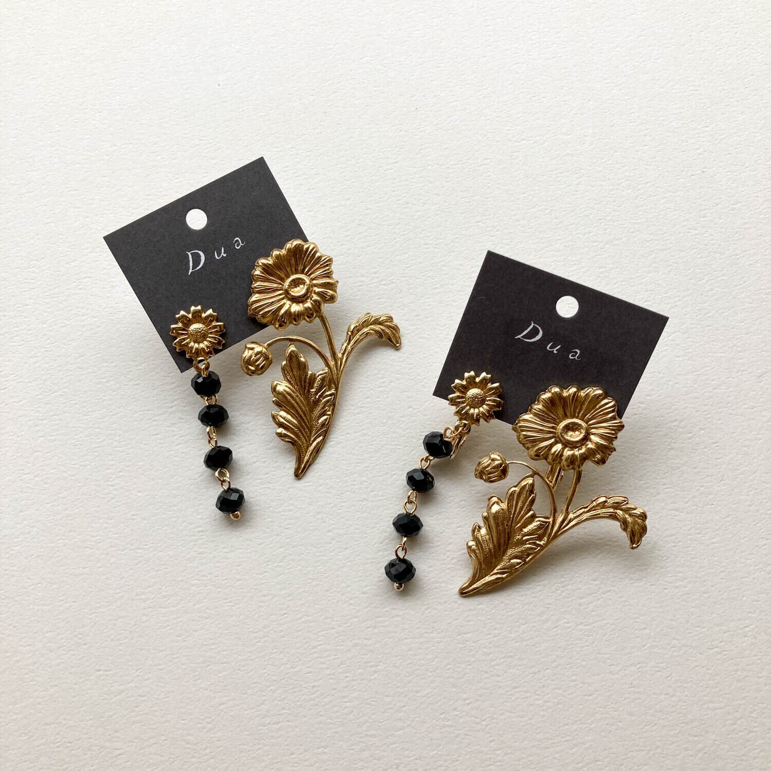 真鍮お花と黒カットビーズの〈ピアス/イヤリング〉 | Dua-アクセサリー