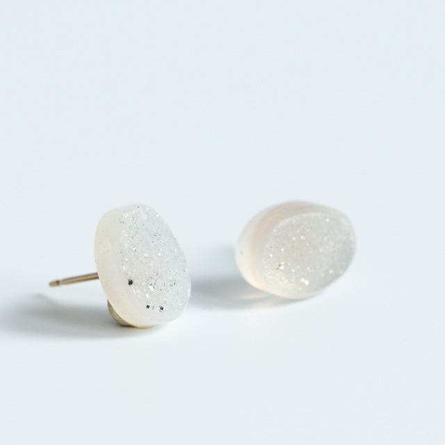 14kgf｜そっと光る朝露のかけら｜ドゥルージーアゲートの片耳スタッドピアス・一点もの