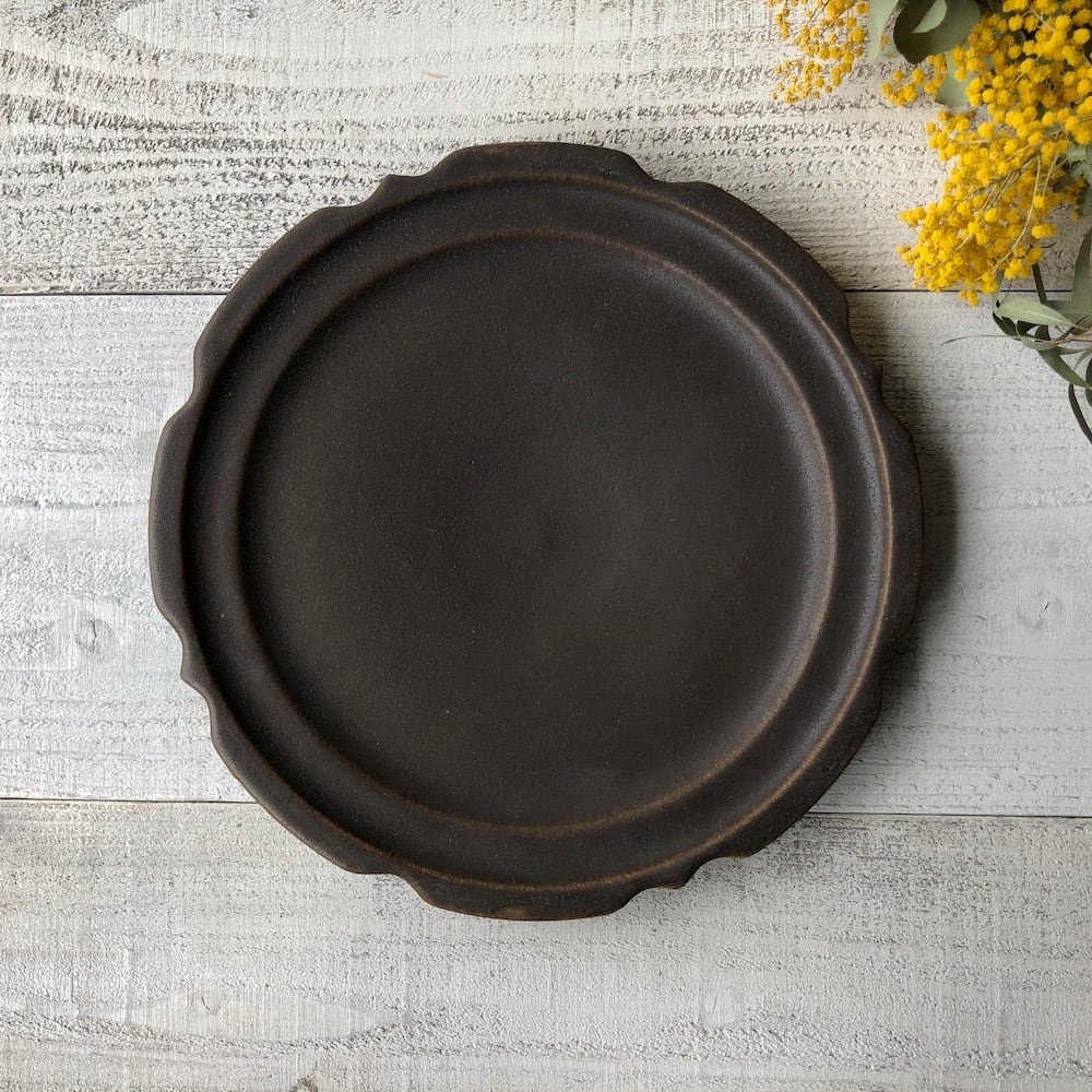 サビ釉 彫刻皿8寸 | 古谷製陶所