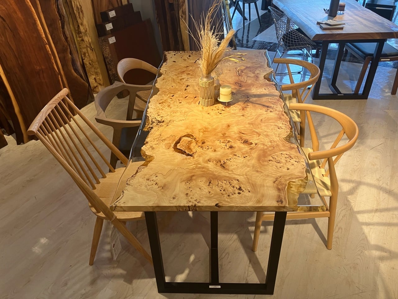 ポプラ一枚板テーブル瘤杢重厚感ありレジンテーブルのベースにも