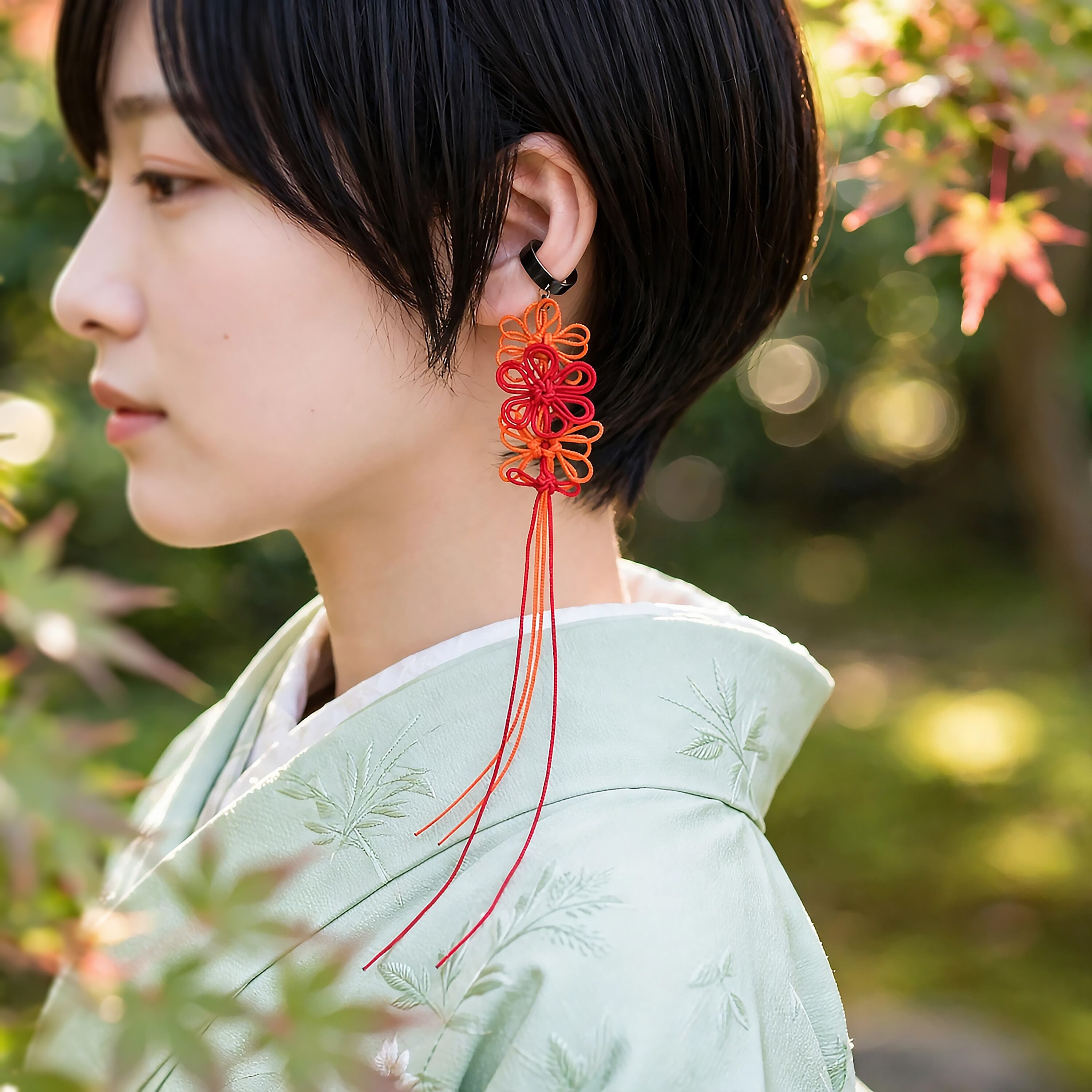 飾り結びかたっぽイヤーカフ「謡、はなばな、コトホギ」(赤×橙)【軽量・和風紋様】浴衣・着物・日常使いにも。
