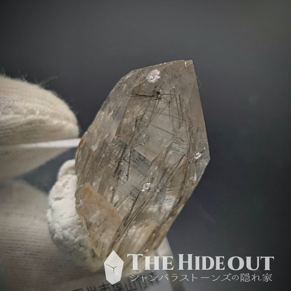 日本国産鉱物標本024 山梨県甲州市塩山竹森産草入り（苔土電気石入り