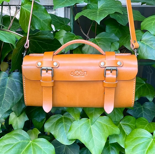 ヌメ革　ショルダーバッグ   横長　キャメル　手縫い　☆送料無料