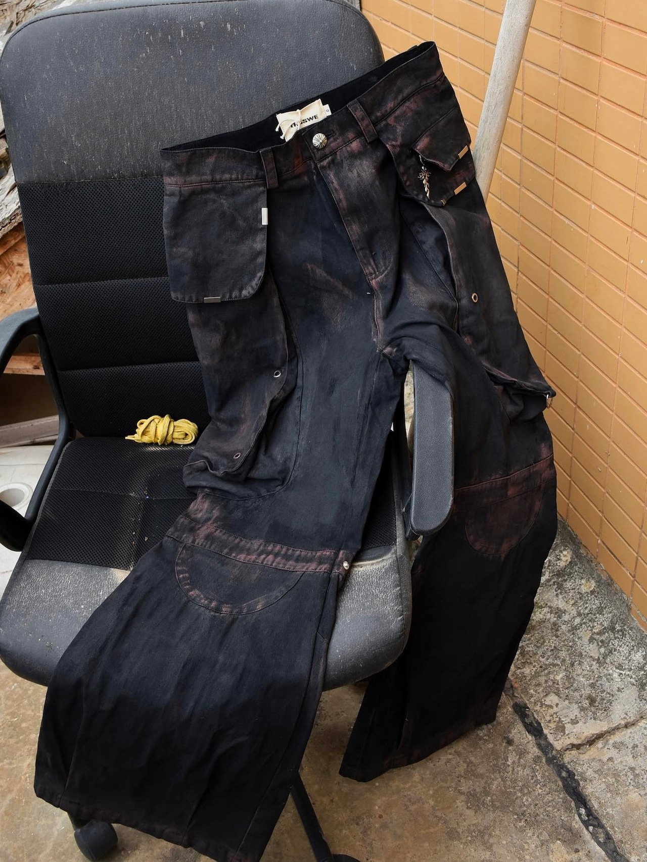 【TH4SWE】Rust Dyed Multi Pocket Flare Cargo Pants