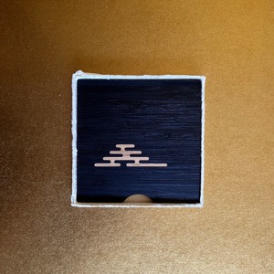 四角い枠の和紙器と黒染竹プレート（プレート受注製作 kak-kumo）