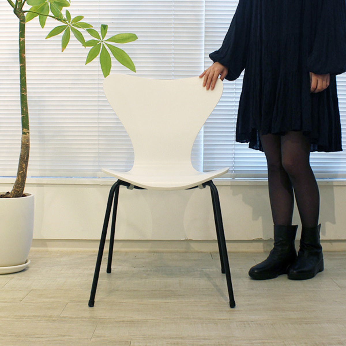 セブンチェア（黒脚）： リプロダクト ヤコブセン ダイニングチェア 
