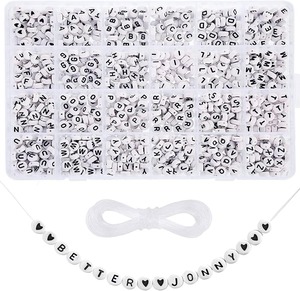 【人気】アルファベットビーズ BetterJonny 約 1200ピース A-Z 文字 ビーズ 7x4mm 伸縮性のある糸1ロール付き アクリル文字ビーズキット 手作りアクセサリー DIY ブレスレット作成用…