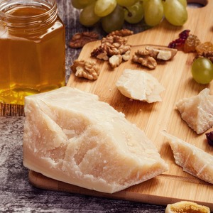 イタリア産 グラスフェッド パルミジャーノ・レッジャーノ 24ヶ月以上熟成 250g Grassfed Parmigiano Reggiano Cheese 24+ Months Aged 250g