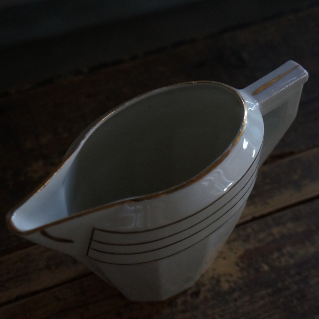 古いフランスの陶器ピッチャー