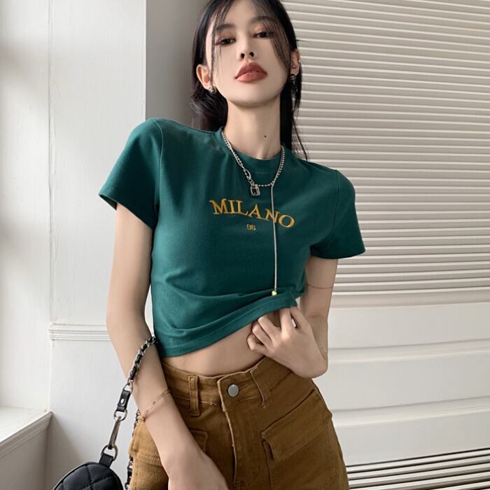 大人っぽ カラーコーデに ダスティグリーン Tシャツ 半袖 トップス クロップド丈 脚長効果 カジュアル シンプル ロゴ 韓国っぽ スポーティー Lamitte Deco トレンド 韓国ファッション ショップ Base店 大人っぽ カラーコーデに ダスティグリーン Tシャツ 半袖 トップス クロップド丈 脚長効果 カジュアル シンプル ロゴ 韓国っぽ スポーティー Lamitte Deco トレンド 韓国ファッション ショップ Base店