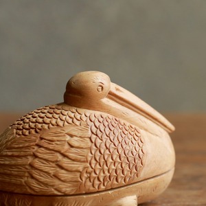 木の味わいが趣き深い、鳥の小物入れ