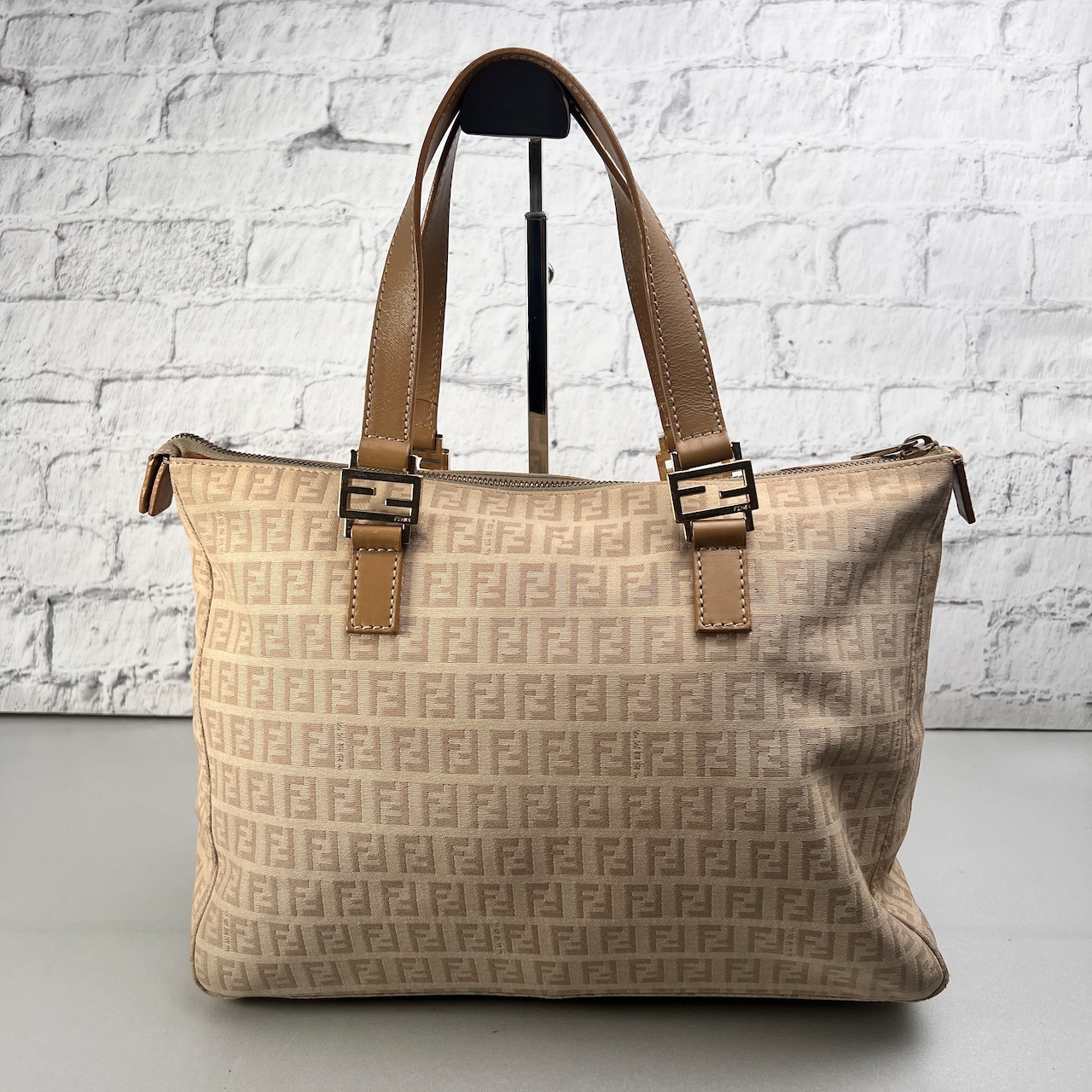 FENDI フェンディ  ズッキーノ ロゴ キャンバス ハンドバッグ ベージュ A-12636