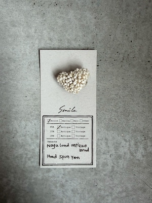 装身具「SmiLe」 №1 antiquebeadsブローチハート