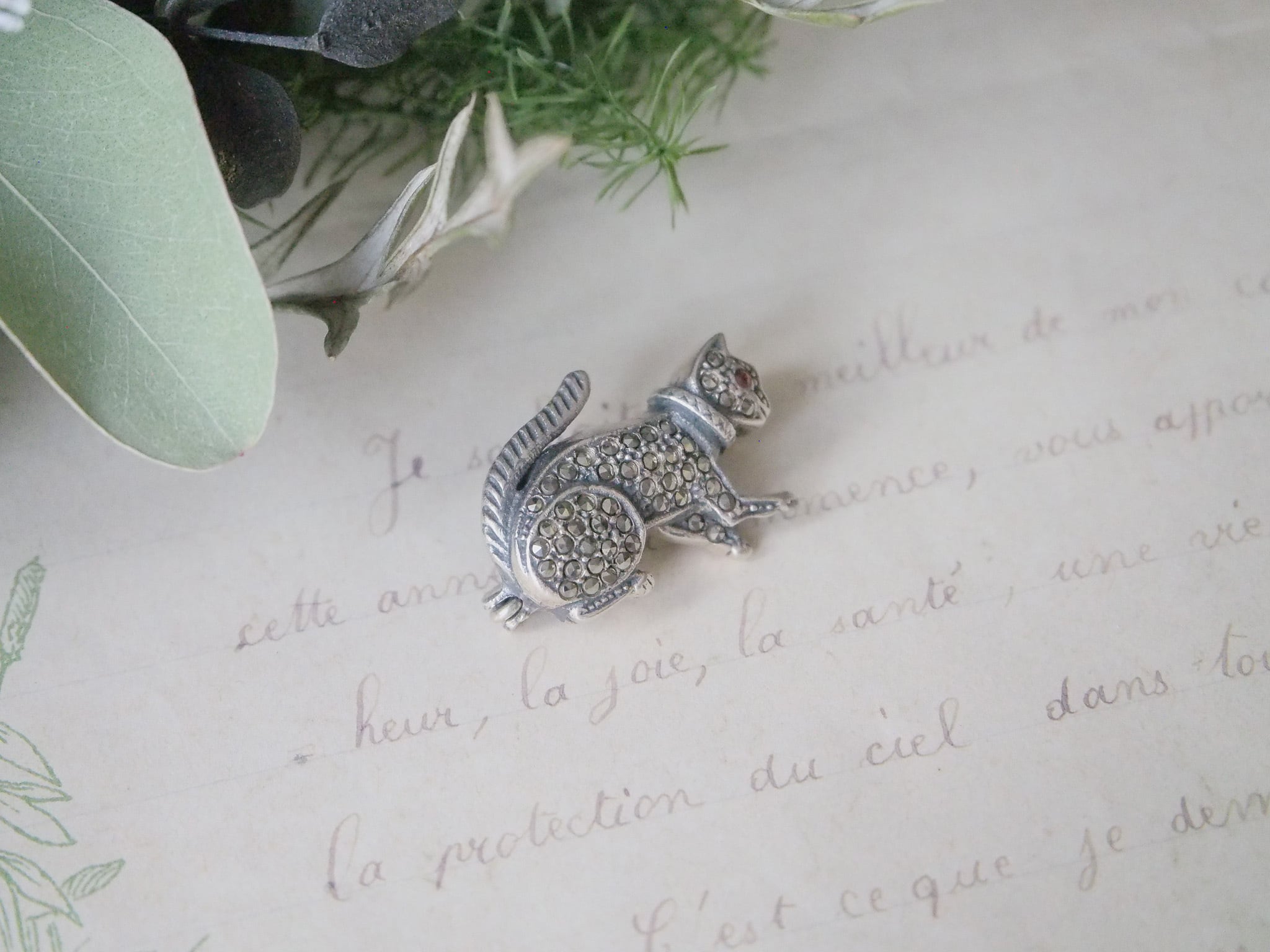 小さな猫のシルバーブローチ | アンティークアクセサリー ｜antique