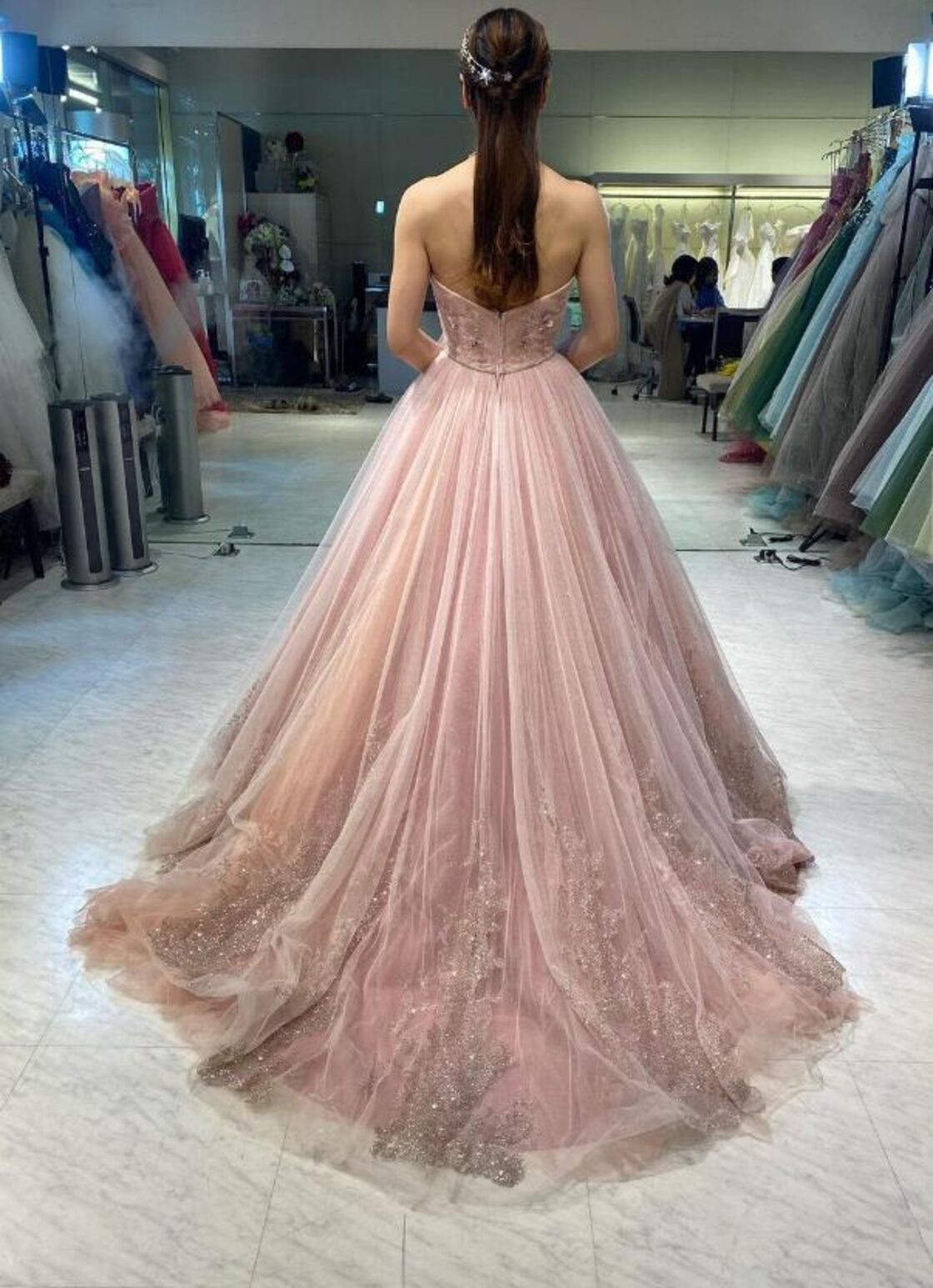 カラードレス 薄ピンク 柔らかく重ねたチュールスカート キラキラ  