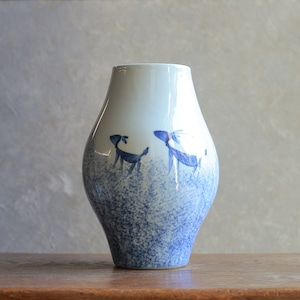 仲良しシカの親子が歩く、陶器のフラワベース