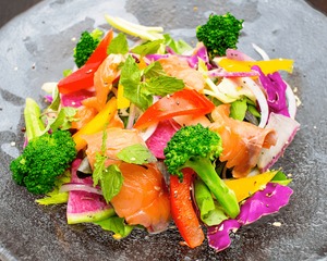 サーモン＆ブロッコリーの有機リーフサラダ　Salmon & Broccoli Organic Leaf Salad