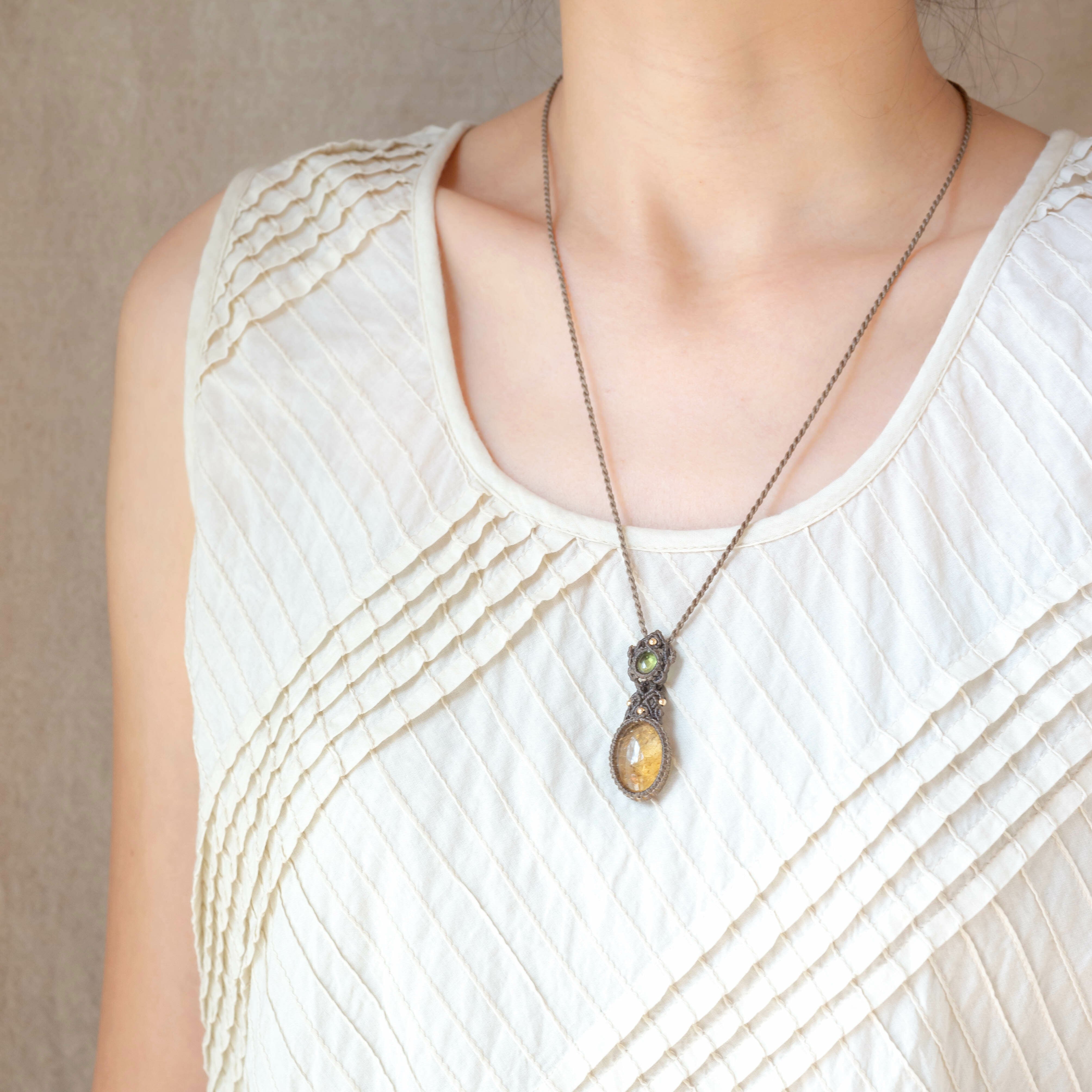 シトリン+ペリドットのマクラメ編み 天然石ネックレス | SHANTi WALA