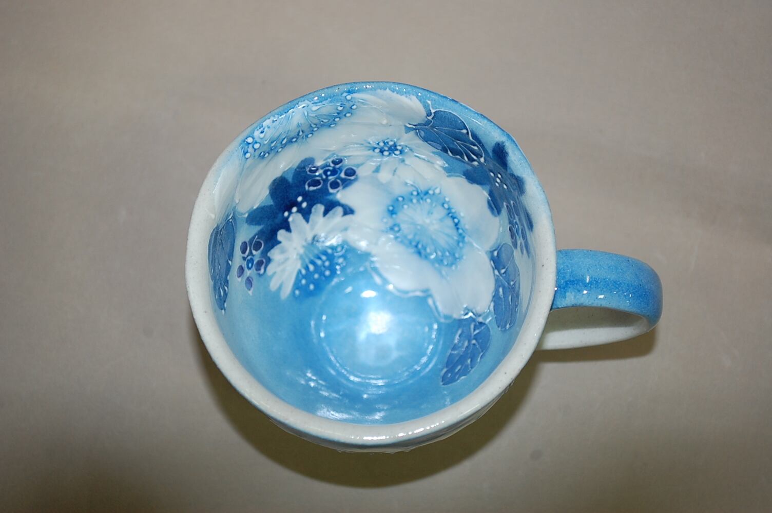 ゆずりは工房 藍彩白絵花マグ | 茶道具・趣味の陶器 萬谷