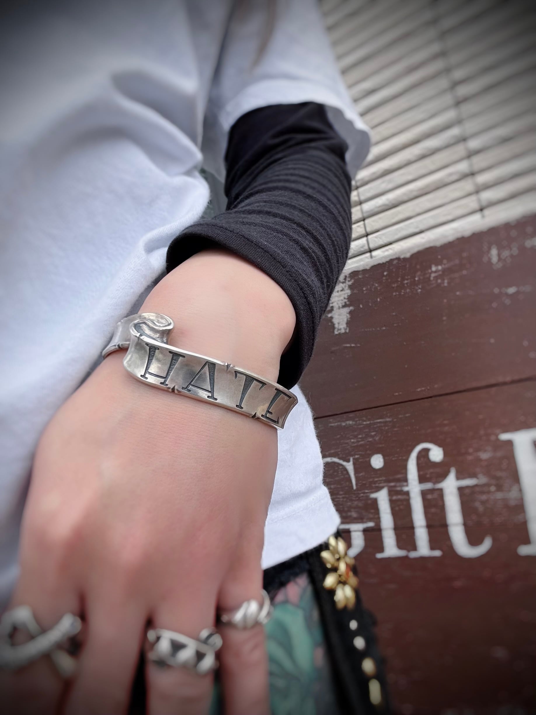Rat Race】Rat Race Message On Ribbon Bangle HATE S メッセージオン