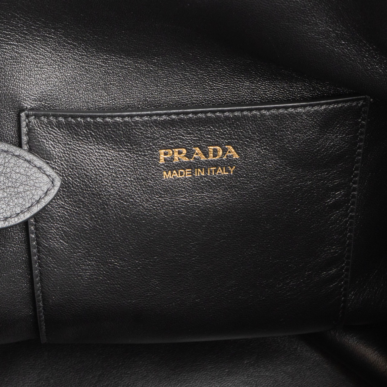 プラダ バックル スタッズベルト付 レザー バケットバッグ ブラック レザー AW25