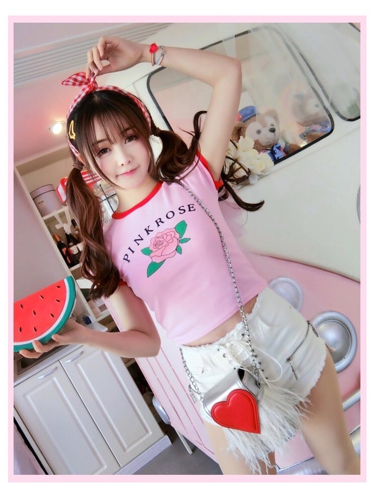 ピンク Tシャツ トップス 半袖 バラ 薔薇 ローズ 花柄 赤 カジュアル