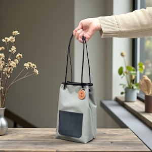 <即納商品> nico:グレー×ブラック(撥水加工ナイロン素材×イタリアンレザー巾着バッグ)