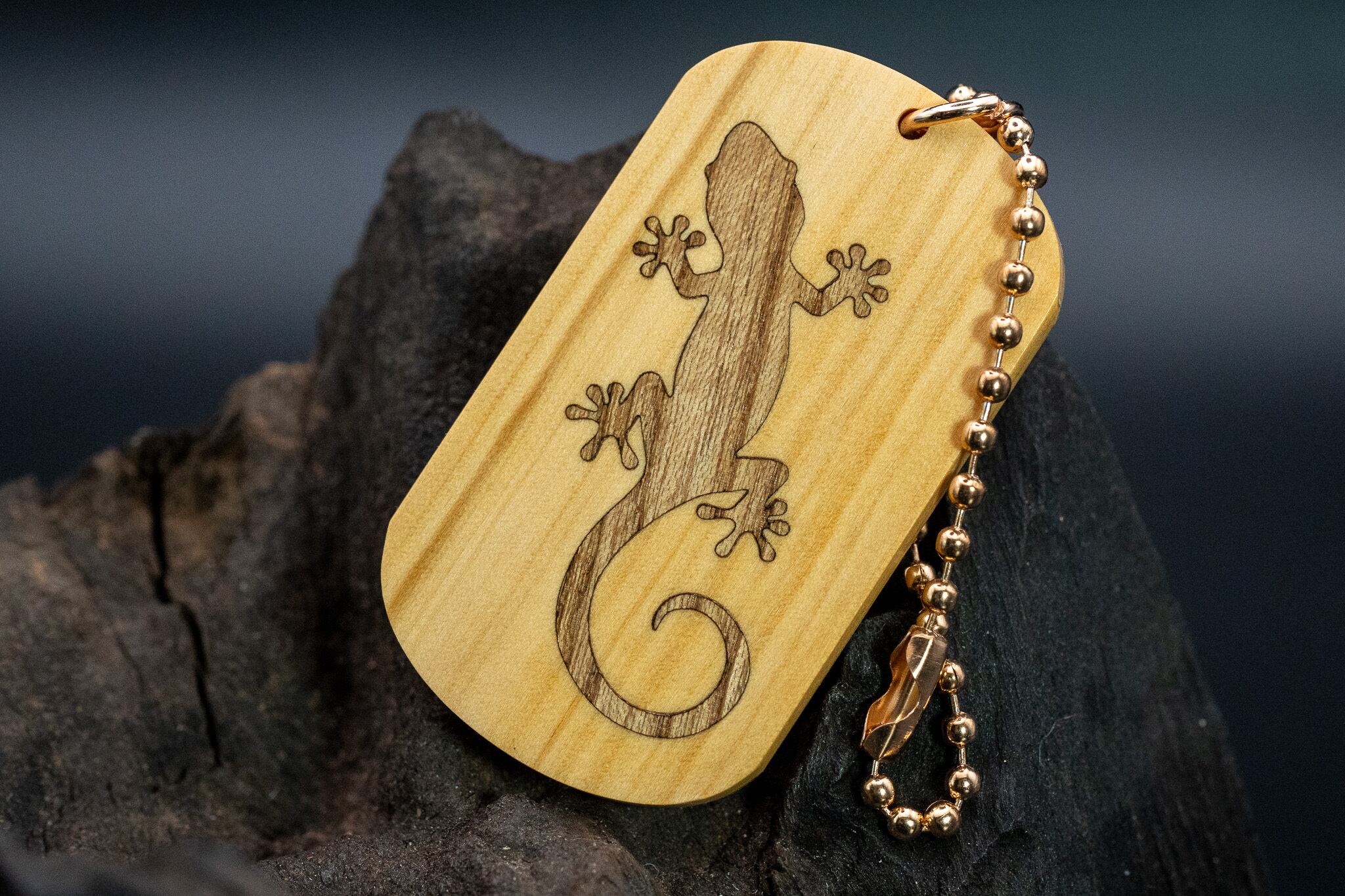 【日本工芸文化の代表格】御蔵島柘植 ドッグタグ 象嵌 木登りトカゲ