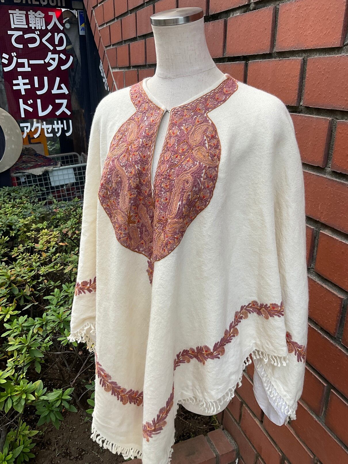 カシミールウール手刺繍ポンチョB2300479 | アフガニスタンバザール