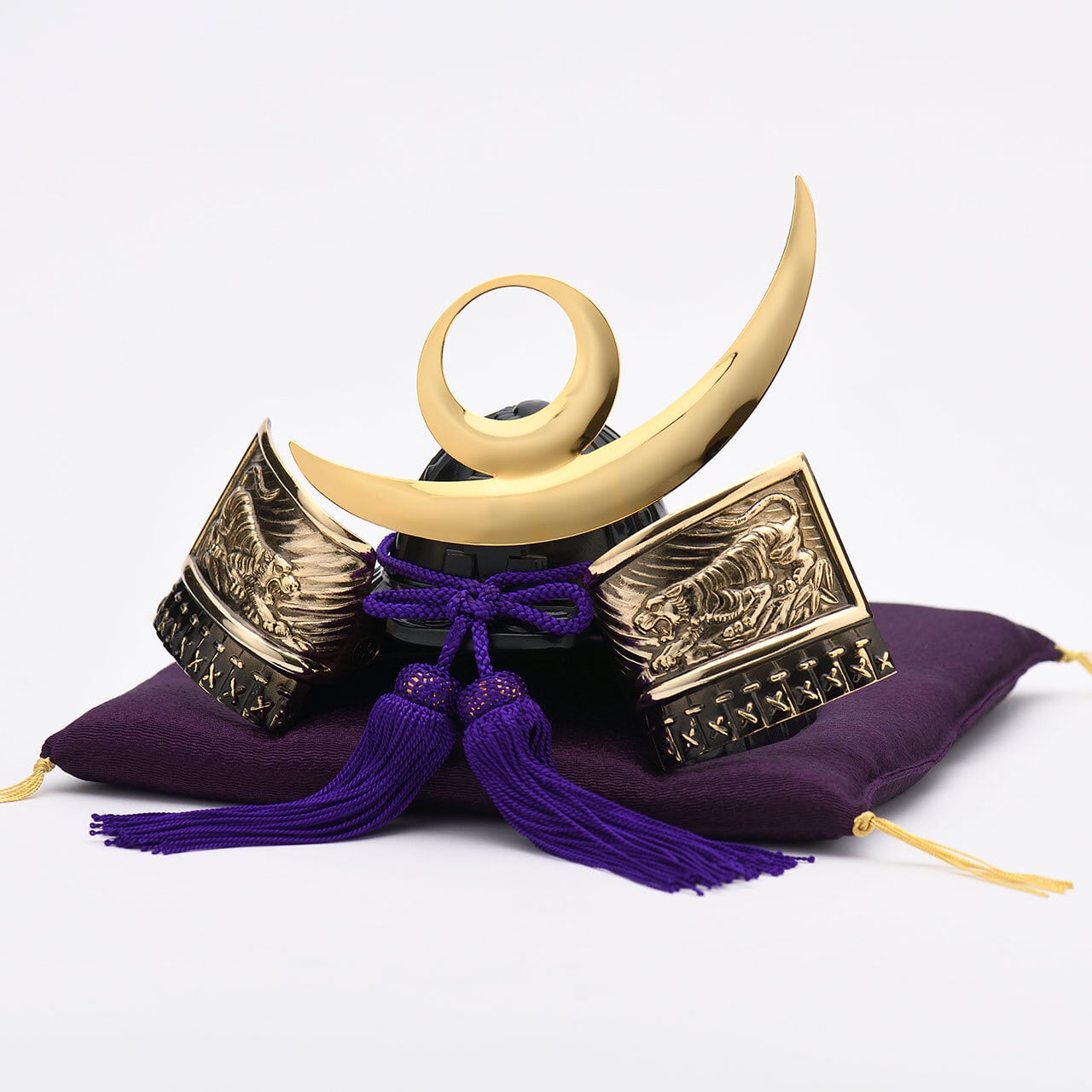 《戦国武将をモチーフにしたコンパクト兜》上杉謙信公兜|銀雅堂