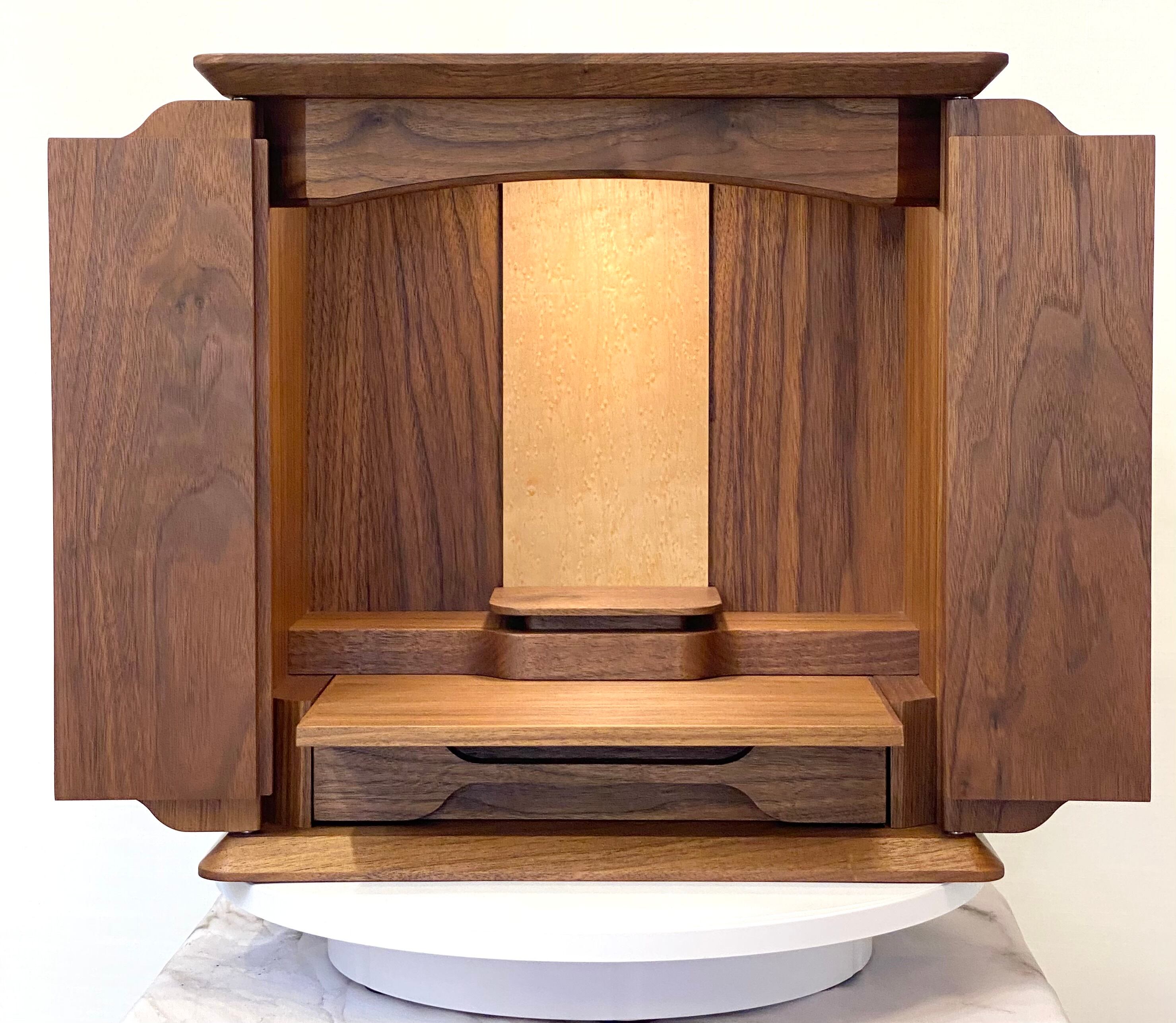 カティア ウォールナット無垢 | 小さなお仏壇 hinata bokko モダンで