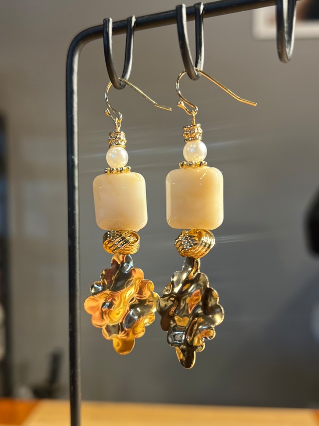 【tabasa】ゴールド×ホワイトピアス