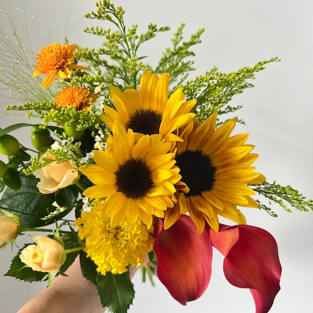 太陽の季節を楽しむ、ひまわりブーケ｜数量限定・送料＆クール便込み｜花束・生花｜フラワーロス救済