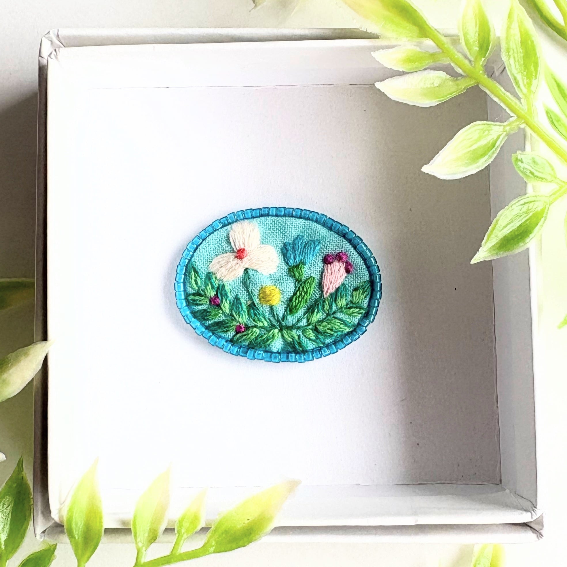 ビーズで飾った草花のミニ刺繍ブローチ【botanical】#387 | j.couture
