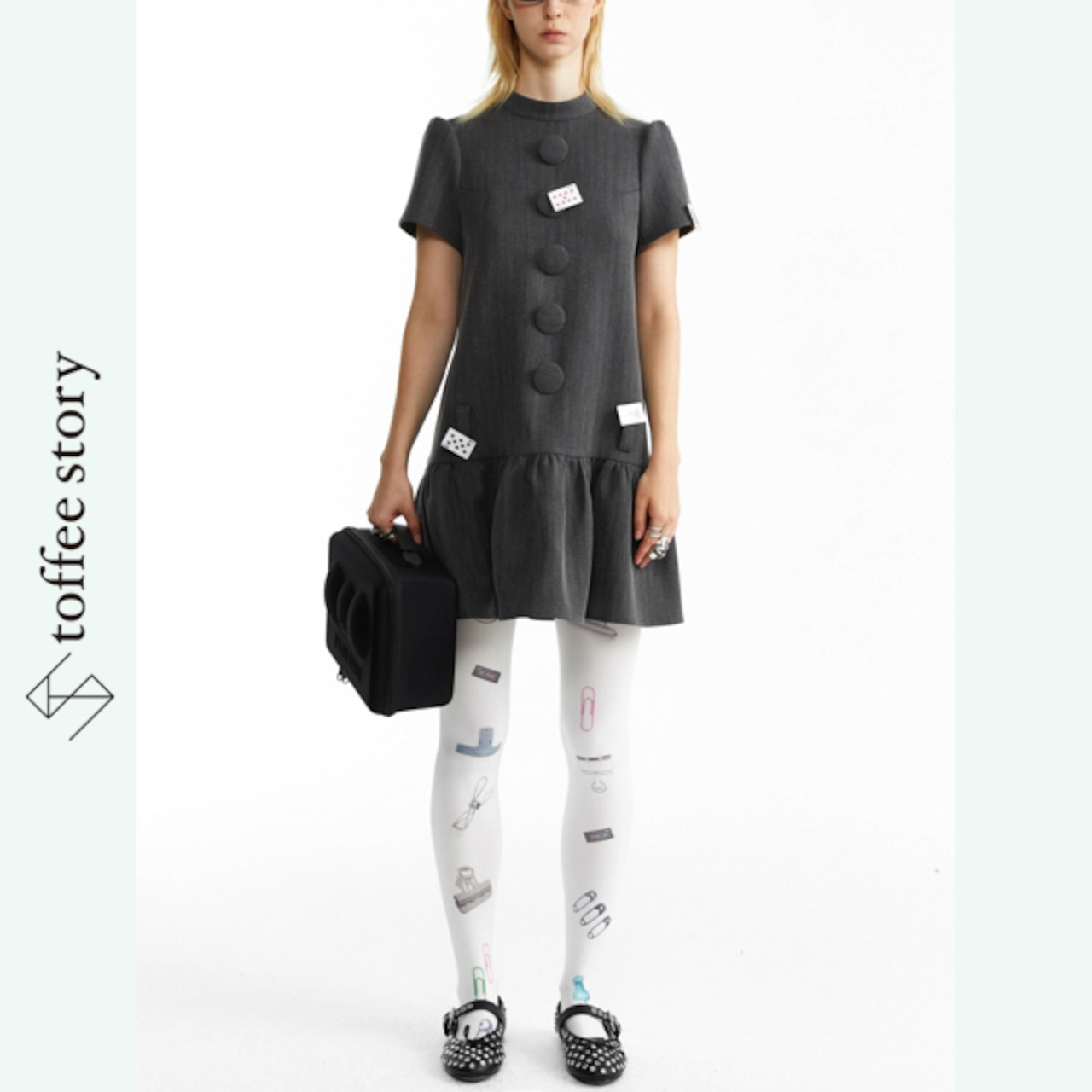 オーバーボタンが描くダークグレーモードドレス 《B0041》