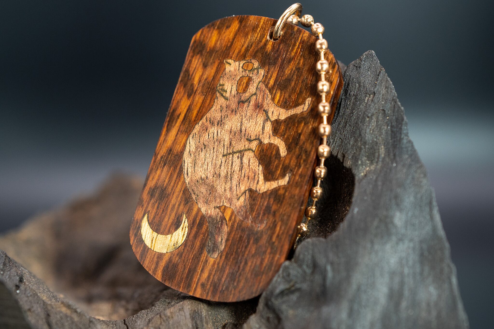 【 木のダイヤモンド 】スネークウッド ドッグタグ 象嵌 三日月とたぬき
