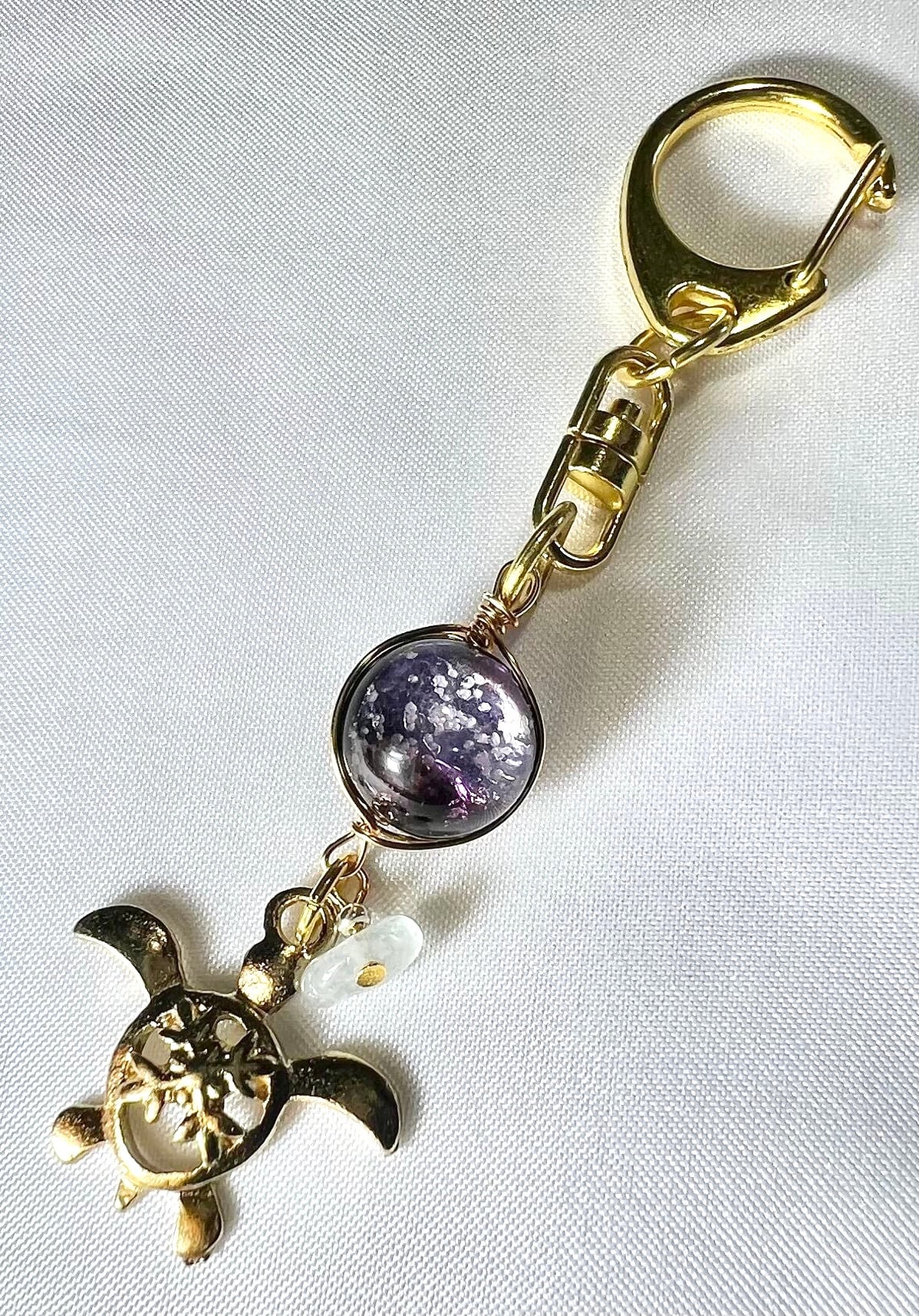 静寂に輝く夜の海の光 （蓄光ガラスキーホルダー 12mm ウミガメ アクア