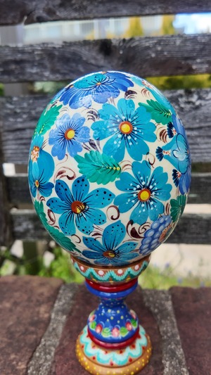 ペトリキウカ塗り　ダチョウの卵　プィサンカ・スタンド付き（イースター・エッグ） （Homenko作） Ostrich egg with wooden stand