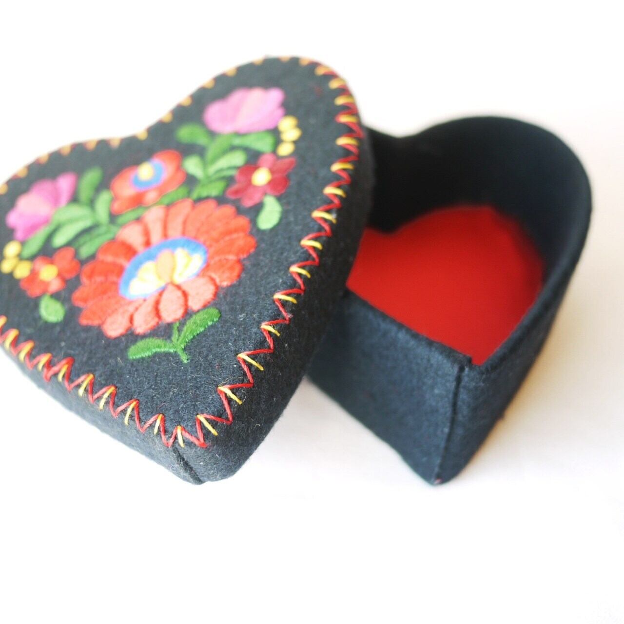 赤と黒の花刺繍収納ボックス マチョー刺繍の箱 黒 ハンガリー | こりすのパン屋Base店 （世界の