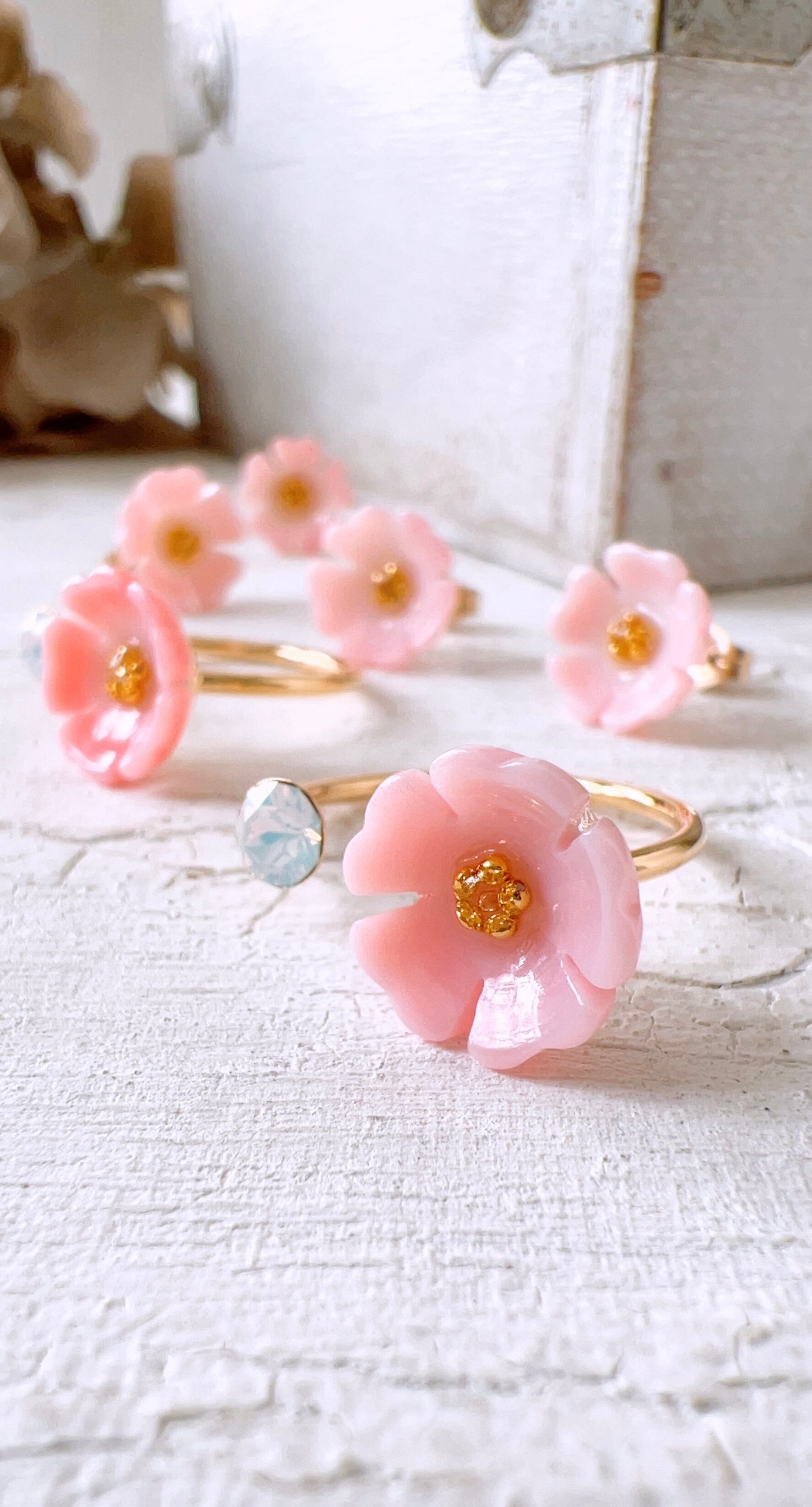 桜 ピアス・:* 14kgf】耳元に咲く一輪の桜 クイーンコンクシェルAAA