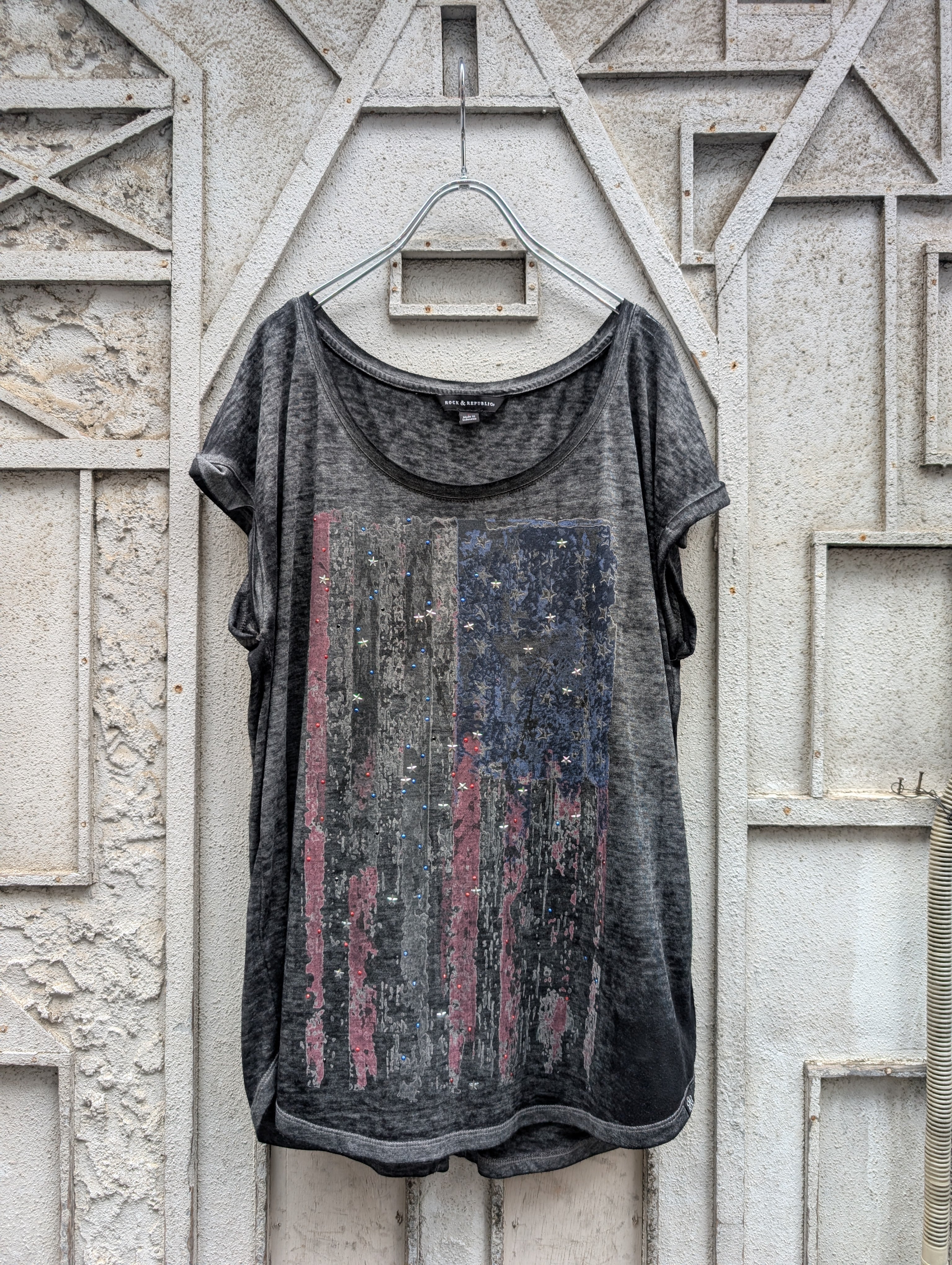 "ROCK & REPUBLIC" fade design & studs tee