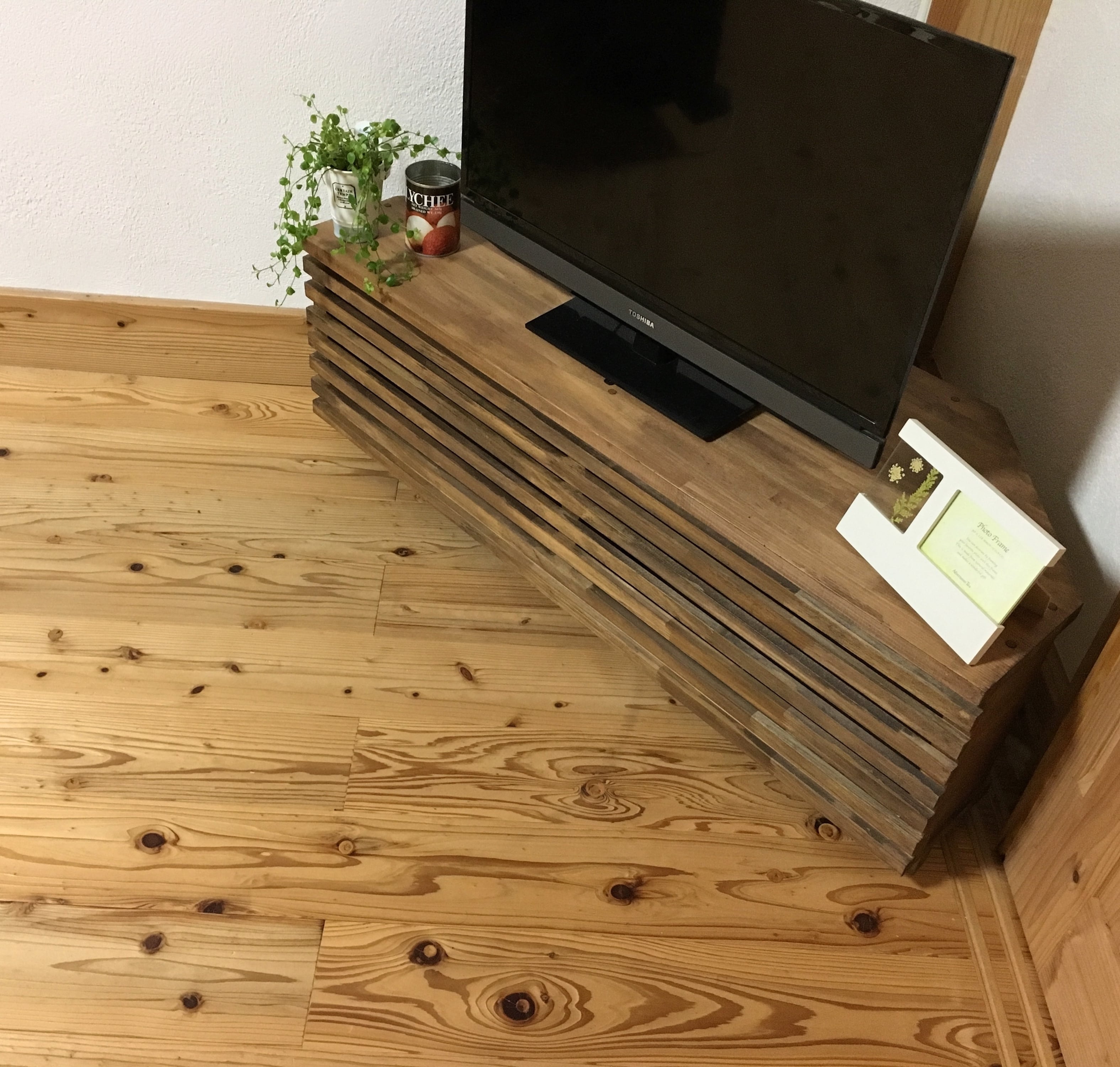 木のテレビ台（コーナータイプ）