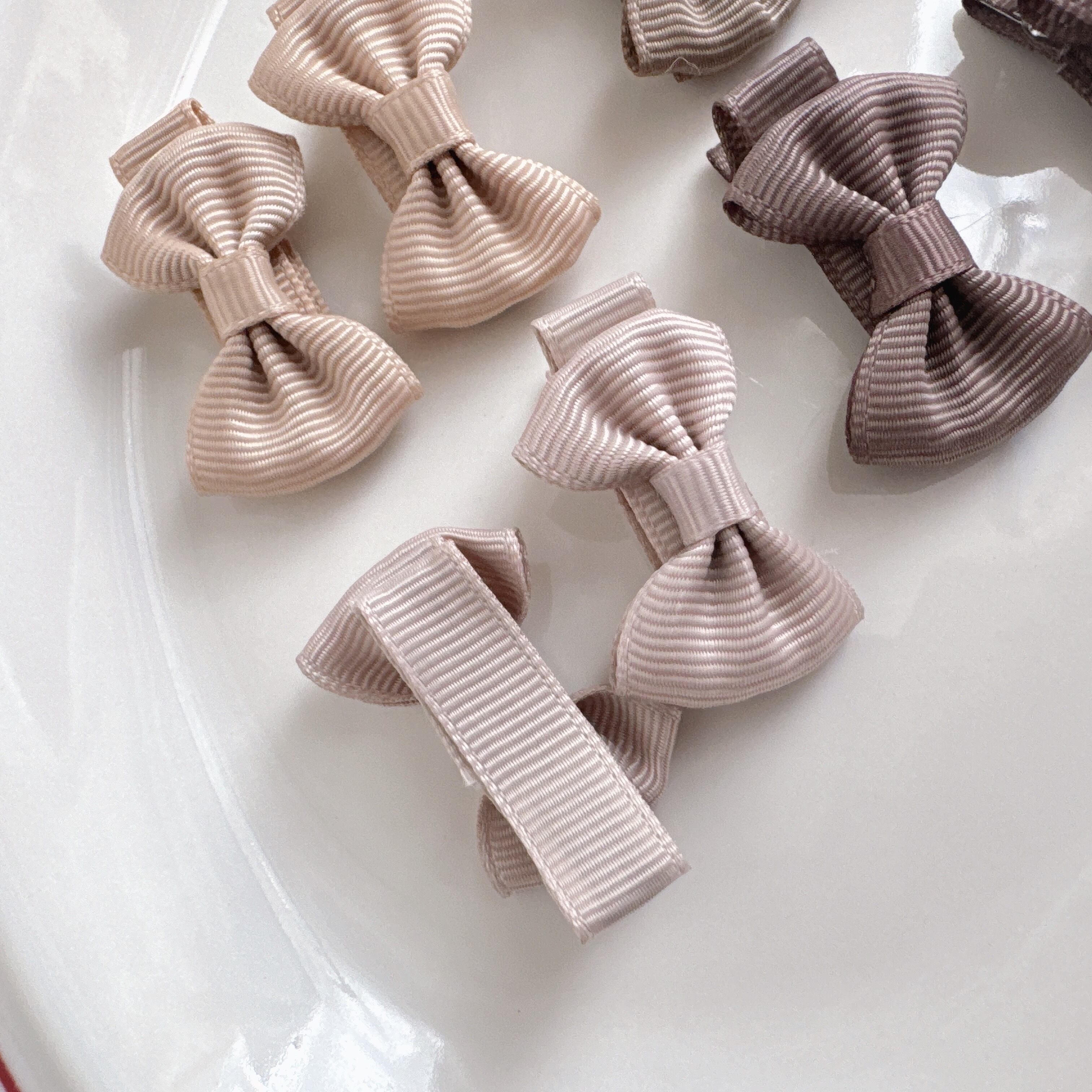 ベージュ系リボンパッチン