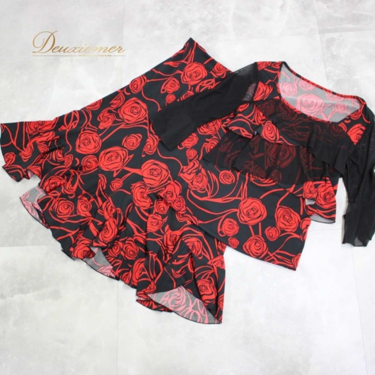社交ダンス 衣装 スタンダード 上下セット ツーピース レッスンウェア パーティ衣装 ICHIOKU イチオク 赤 黒 レッド系 ブラック系 花柄 薔薇 バラ アシンメトリー デザイン エレガント 花モチーフ ダンスウェア 高品質 ポリエステル レッスン用 フィット感 ストレッチ性 着心地抜群 おしゃれ 大人用 モード カジュアル 発表会 フォーマル レディース