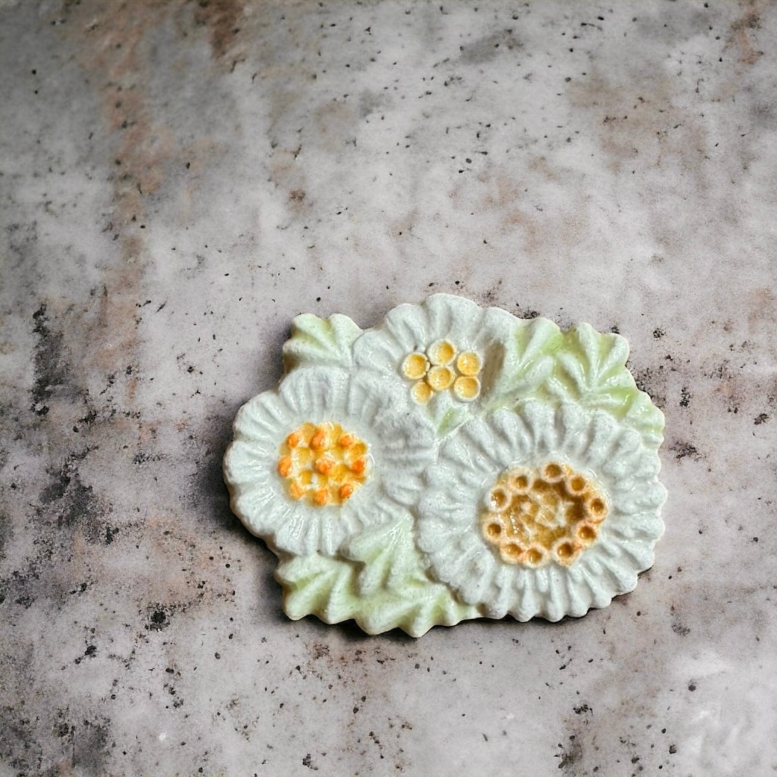 久萌 陶ブローチ | teshigotoya ねむの木の豆