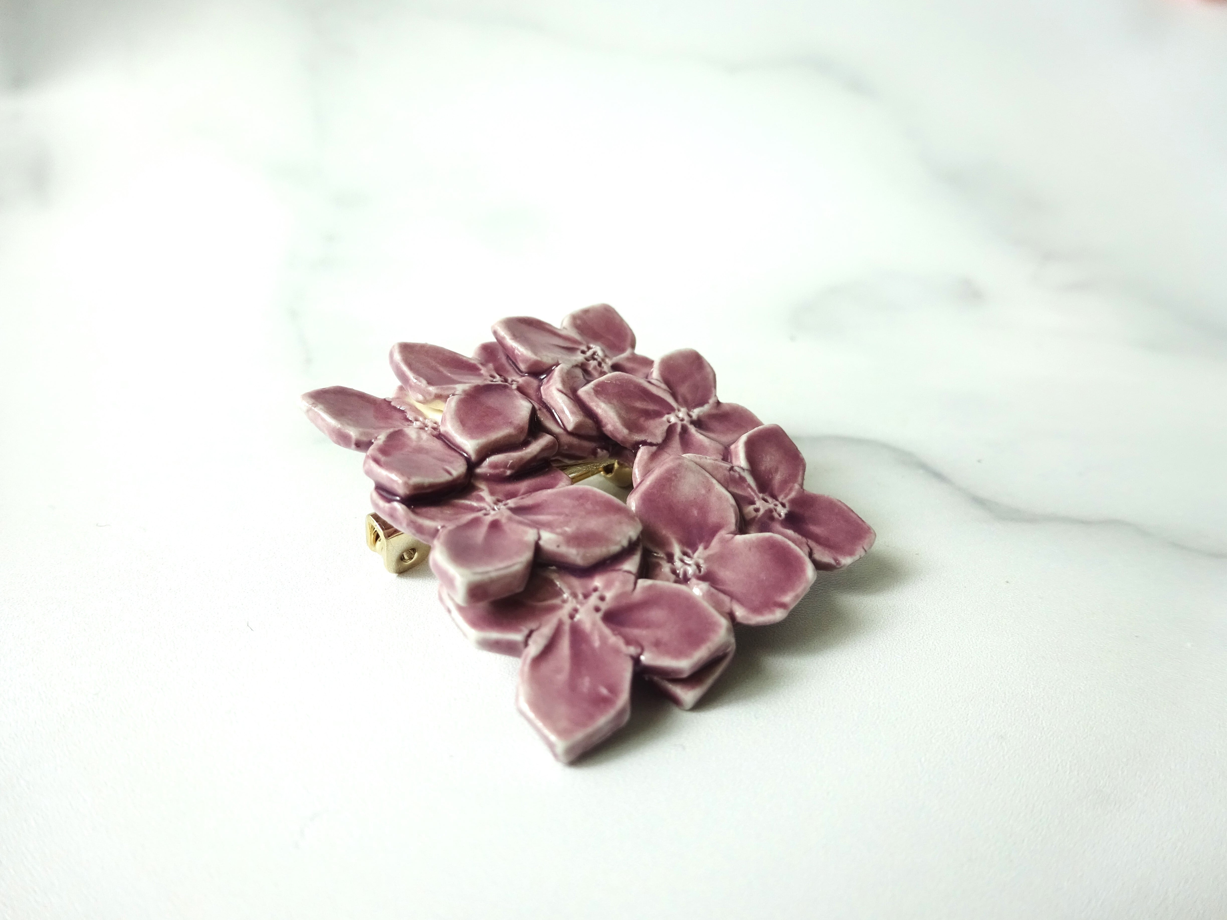 花のbroach（ニチニチソウ）紫